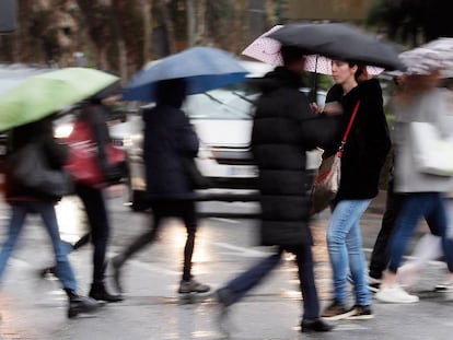 Varias personas se protegen de la lluvia en Valencia el pasado día 18.
