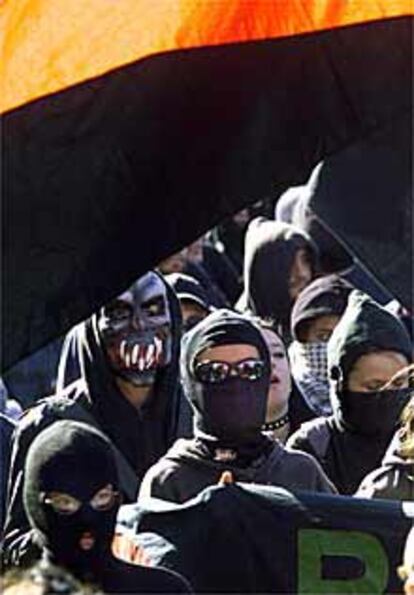 Varios miembros enmascarados del Bloque Negro, durante la manifestación celebrada en Praga en abril de 2000.