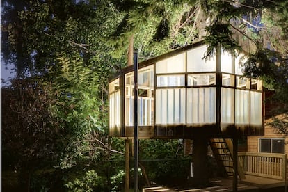 El diseñador canadiense Nicko Björn Elliott es el artífice de esta construcción creada alrededor de un pino. Su revestimiento de fibra de vidrio permite que la luz pase al interior convirtiendo esta casa en un lugar agradable. Perfecta para desconectar de la ciudad. Está ubicada en Toronto (Canadá).