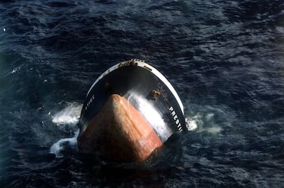 El petrolero "Prestige" se hunde a 250 kilómetros de la costa gallega, en aguas del Atlántico, con unas 60.000 toneladas de combustible en sus tanques. Fotografia de Xurxo Lobato galardonada con el Premio Ortega y Gasset de periodismo 2003.
