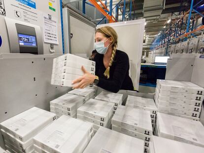 Una empleada guarda en el congelador paquetes con viales de la vacuna de Pfizer/BioNTech en la planta de de Pfizer en Puurs (Bélgica).
