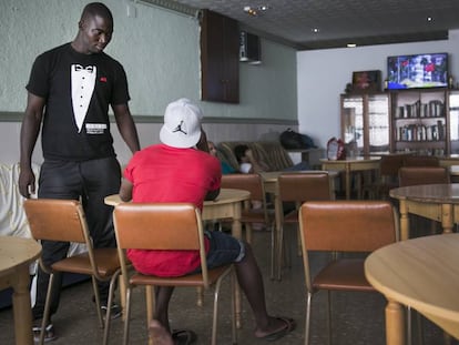 Temporers descansen a la sala d'estar de l'alberg Jericó.