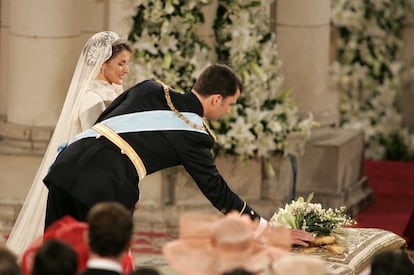 Don Felipe coloca el ramo delante de ellos. La futura reina lucía unos pendientes de platino con 10 diamantes regalo de sus suegros y la tiara que lució la reina Sofía en su boda en Atenas, conocida como ‘La Prusiana’, de estilo neoclásico, que ya llevó la madre de doña Sofía, la reina Federica, en su boda con el rey Pablo de Grecia. El ramo de la novia, en forma de cascada, estaba compuesto por lirios (uno de los símbolos de la realeza), rosas y azahar (homenaje a la condesa de Barcelona), flor de manzano (por el Principado de Asturias) y espigas (símbolo de fertilidad, esperanza y alegría).