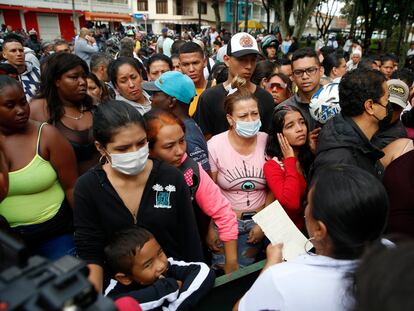 Familiares permanecen a la espera de noticias sobre los presos recluidos en la cárcel de Tuluá, en Colombia, el 28 de junio de 2022.