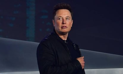 Elon Musk, ensayando pose para cuando entre a formar parte de Simple Minds.