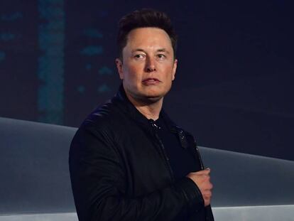 Elon Musk, ensayando pose para cuando entre a formar parte de Simple Minds.