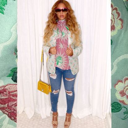 Repasando sus imágenes, Beyoncé parece tener predilección por la marca italiana Gucci, firma de la que es la blusa estampada de color rosa.