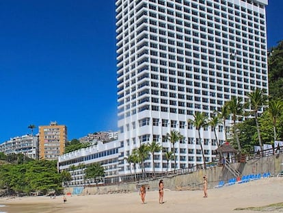 Após pressão de moradores, o hotel construiu uma escadaria com 141 degraus para o acesso à praia aos não hóspedes
