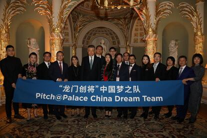 Yang Tengbo, el cuarto por la izquierda, en una foto junto al embajador chino en Londres, en diciembre de 2019.