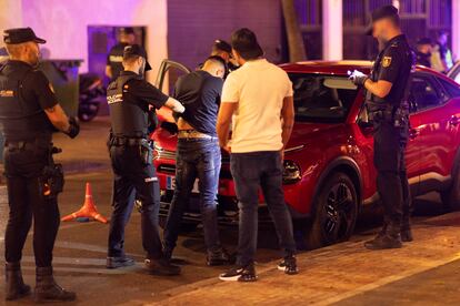 Agentes de la Unidad de Prevención y Reacción (UPR) cachean a un hombre en Marbella.