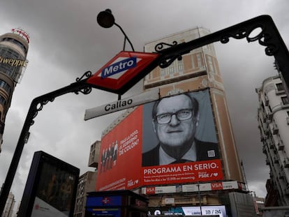 Un cartel electoral gigante del candidato del PSOE a la Presidencia de la Comunidad de Madrid, Ángel Gabilondo, colocado en la fachada de uno de los edificios de la madrileña plaza de Callao.