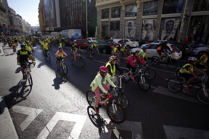 Ciclistas en la Gran Vía de Madrid por el Día Internacional Sin Coches y la Semana de la Movilidad.