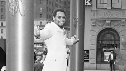 Tom Wilson, frente a los estudios ABC de Nueva York, en 1967.