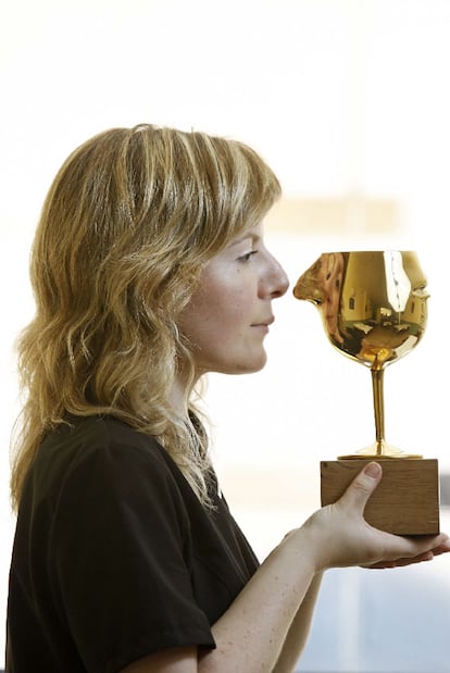 Montse Velasco, con su trofeo en La Cuina del Guinardó.