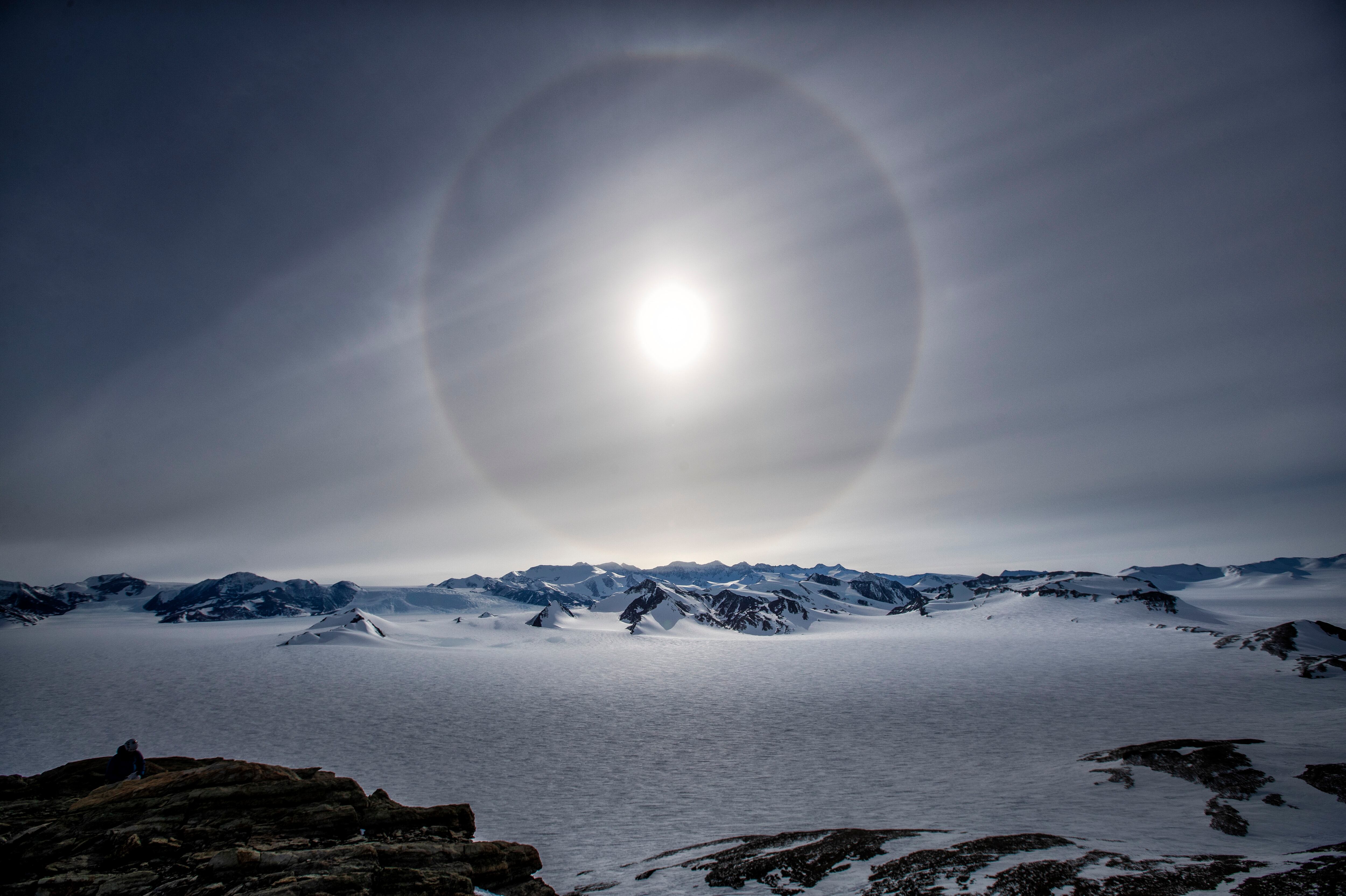 Halo formado por la interacción de la luz solar con los cristales de hielo en la atmósfera, observado desde el pico Charles, en los Montes Ellsworth. 