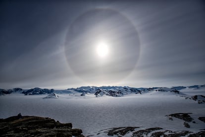 Halo formado por la interacción de la luz solar con los cristales de hielo en la atmósfera, observado desde el pico Charles, en los Montes Ellsworth. 