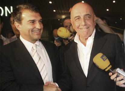 El presidente del Barcelona, Joan Laporta, y el vicepresidente y director administrativo del Milan, Adriano Galliani, tras concretar el acuerdo