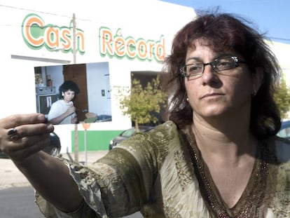 Isabel López Rodríguez sostiene, en el año 2010, una foto de su hermana María Elena, cajera fallecida en el asalto al almacen mayorista Cash Record de Lugo.