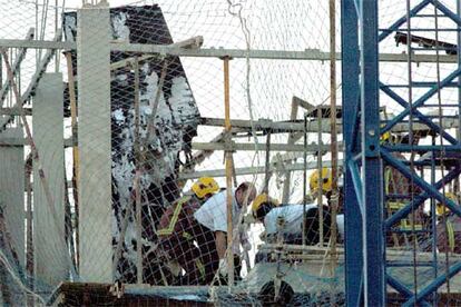 Restos de la avioneta, tras impactar con un edificio en construcción.