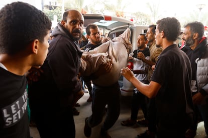 Un palestino traslada a una víctima de un ataque israelí a un hospital en Jan Yunis.