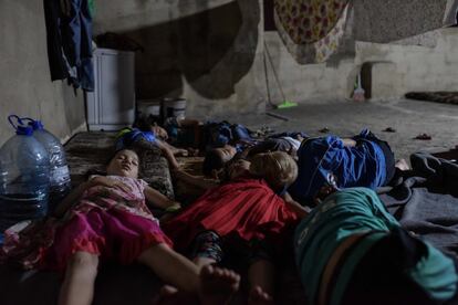 Los niños de la familia Al Said duermen sobre alfombras en el suelo de la terraza del piso que alquilan en los arrebales de Beirut, mientras los adultos charlan antes de despedirse.