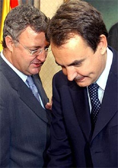 José Luis Rodríguez Zapatero y Jesús Caldera, ayer en el Congreso.