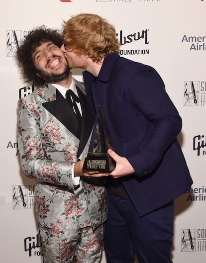 Benny Blanco y Ed Sheeran tras granar un premio en el Songwriters Hall Of Fame 48th Annual Induction and Awards, el 15 de junio de 2017 en Nueva York.