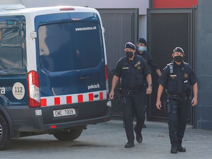 Agentes de los Mossos d'Esquadra, en una operación en Llinars del Vallés (Barcelona) el 26 de octubre.