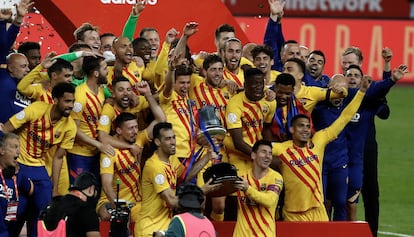 Los jugadores del Barcelona posan con el trofeo de la Copa en La Cartuja de Sevilla. / ALEJANDRO RUESGA