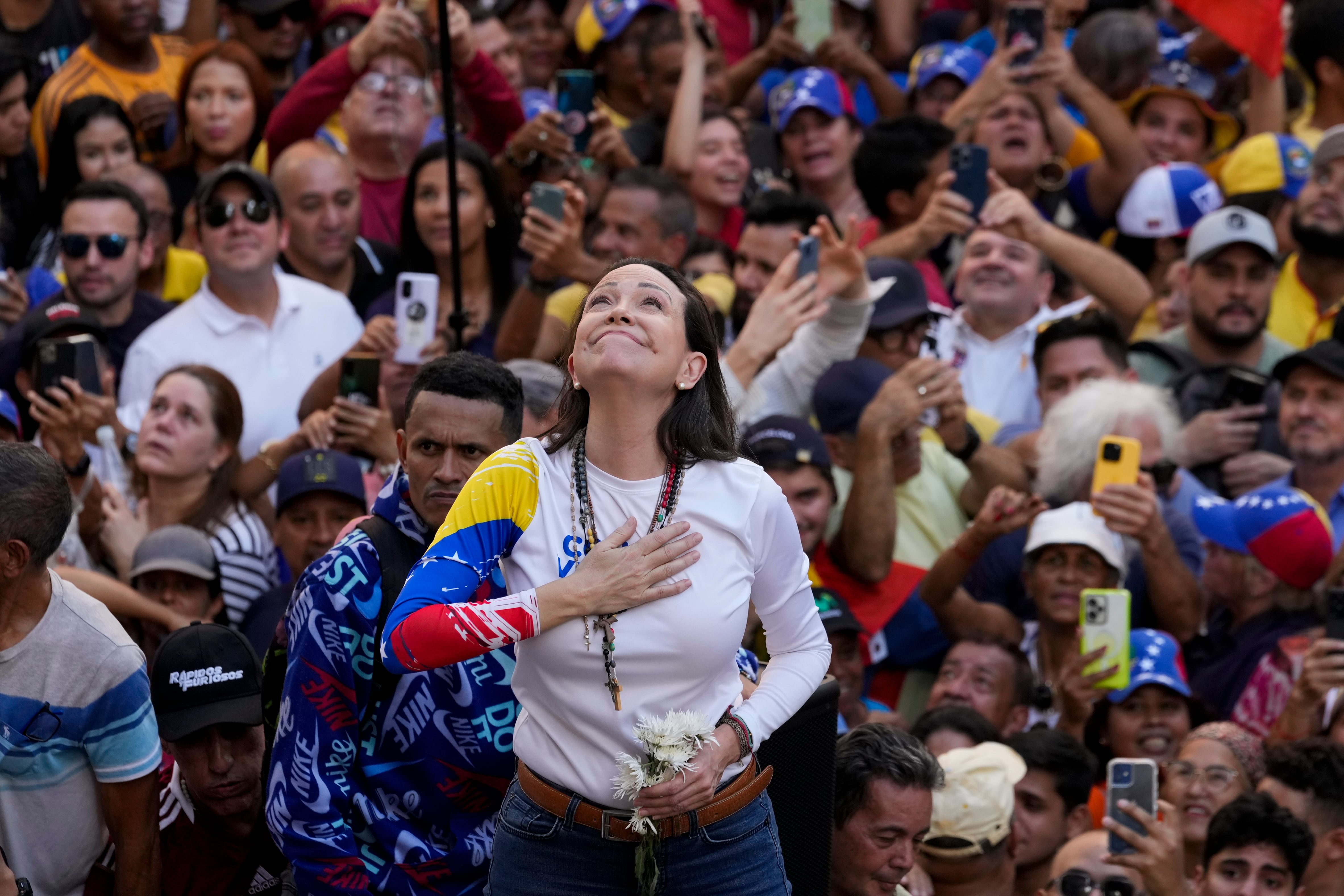 No tenemos miedo: los opositores venezolanos desafan a colectivos chavistas y policas para ver a Mara Corina Machado