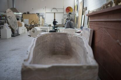 En primer plano, facsímil del sarcófago del faraón Seti I, actualmente en fase de producción en las naves madrileñas de Factum.