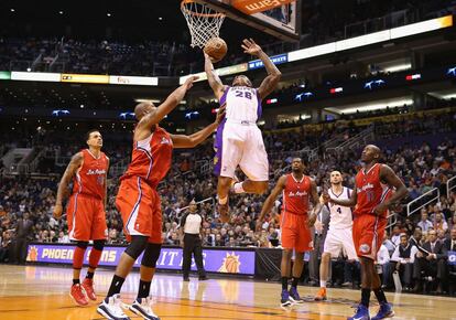 Shannon Brown de los Suns salta a canasta ante los jugadores de los Clippers.