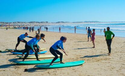 Cursillistas en la playa de Baleal, al norte de la península de Peniche.