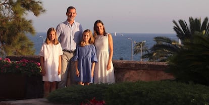 Los reyes Felipe y Letizia y sus hijas, la princesa Leonor y la infanta Sofía, posaron en 2018 en el Palacio de la Almudaina de Palma, en la tradicional sesión fotográfica en el inicio de sus vacaciones en la isla.