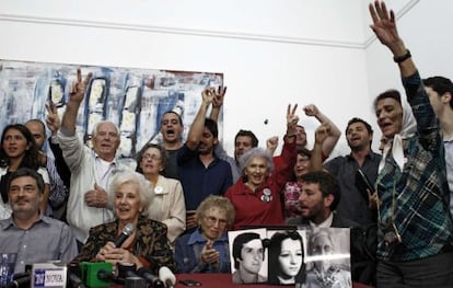 Estela de Carlotto com associados das Avós da Praça de Maio.