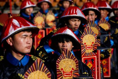 Desfile em Pequim celebra o Ano Novo Lunar nesta sexta-feira, 16 de fevereiro: chineses dão adeus ao Ano do Galo e as boas vindas ao Ano do Cachorro.