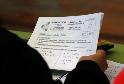 Un alumno mira su nota del examen de matemáticas, tras ser corregido por su profesor, en el instituto de educación secundaria Claudio Moyano de Zamora.