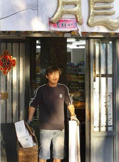 Un hombre sale de uno de los comercios chinos investigados en Madrid.