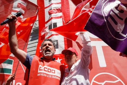 El coordinador del Área Pública de CC OO, Lucho Palazzo, y la secretaria general de UGT Servicios Públicos, Isabel Araque, este martes frente al Ministerio de Hacienda.