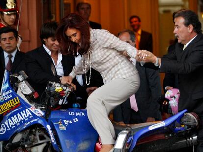 Cristina Kirchner se sube a un <i>quad</i> del <rally Dakar.