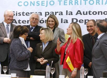 Trinidad Jiménez, de rojo, en la foto de familia de su primer Consejo Territorial sobre Dependencia.