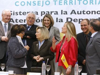 Trinidad Jiménez, de rojo, en la foto de familia de su primer Consejo Territorial sobre Dependencia.