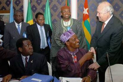 Miguel Angel Moratinos saluda a la delegación de Nigeria, momentos antes del inicio de la reunión.