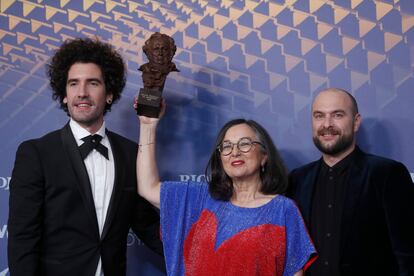 Chelo Loureiro, Iván Miñambres y Nicolás Schmerkin, posan con el Goya a mejor película de animación por 'Unicorn Wars'.