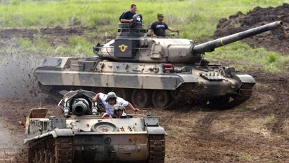 Carro de combate AMX-30 do Exército venezuelano durante manobras; ao fundo, em uma imagem de arquivo.