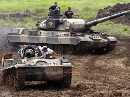 Carro de combate AMX-30 do Exército venezuelano durante manobras; ao fundo, em uma imagem de arquivo.