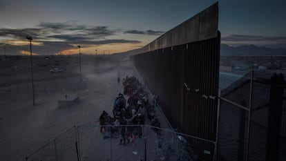 Migrantes contra el muro fronterizo antes de entregarse a los funcionarios de inmigracin, en El Paso, Texas, en marzo pasado.