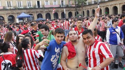 Aficionados del Athletic poco antes de ver la final de Bucarest el pasado 9 de mayo en una de las pantallas gigantes, ubicada en la Plaza Nueva.