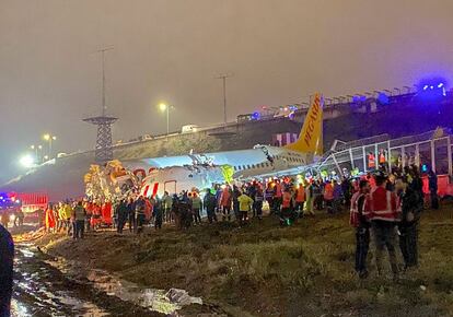 En enero de 2018, otra aeronave de Pegasus se salió de la pista y quedó atrapada en una ladera de Trebisonda. En la imagen, los bomberos inspeccionan el avión siniestrado.