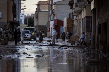 Una calle llena de barro en Paiporta, el lunes.